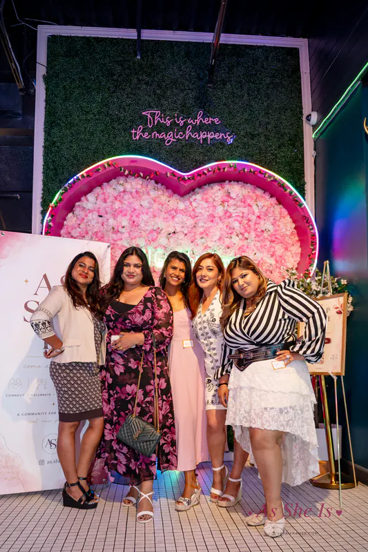 Women greeting each other at the entrance of the brunch